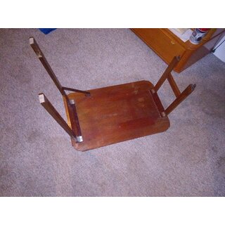 Kaj�t Tisch Tischplatte 81 x 51cm, 2 x Tischbeine zum Klappen eine Seite 65cm andere 45cm. Wurde vorn bei den Sitzfl�chen eingeh�ngt. Gebraucht.