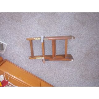 112cm hohe Holz Badeleiter 6 Stufen, 89 / 44cm eingeklappt, breite 33cm Innen 28,5cm zum Anh�ngen abnehmbar incl. 2 x Befestigung  die eine Verriegelung ist defekt Gebraucht sollzte geschliffen und Farbe bekommen