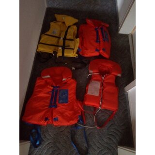 4 x Rettungsweste Gebraucht 2 x Ohnmachtssicher 60-80Kg,...