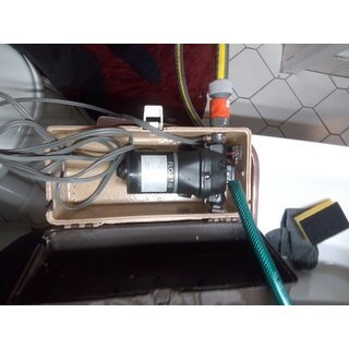 Flojet Bilgenpumpe 12 Volt in einem Koffer verkabelt, 12 Volt 3-7Amp gebraucht okay