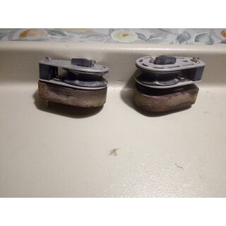 2 x Pfeiffer Knarrblock zum Aufschrauben, Tuffnol Sockel 20mm. Drehrichtung entgegengesetzt Tau bis � 12mm. 85 x 58mm Rolle ca. 55m gebraucht. Umschaltung auf Ratsche oder freilaufend Gebraucht